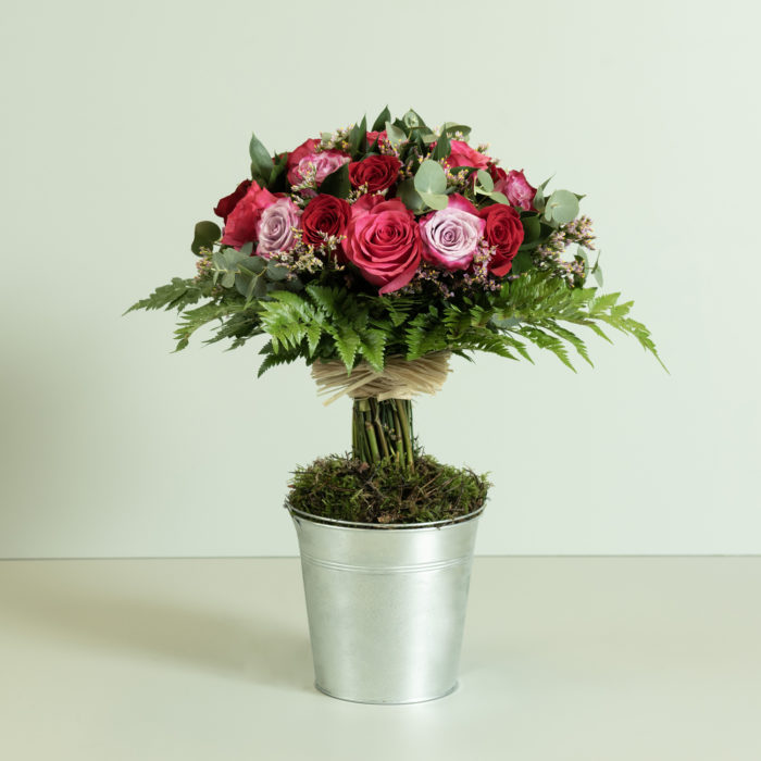 Albero di rose fresche