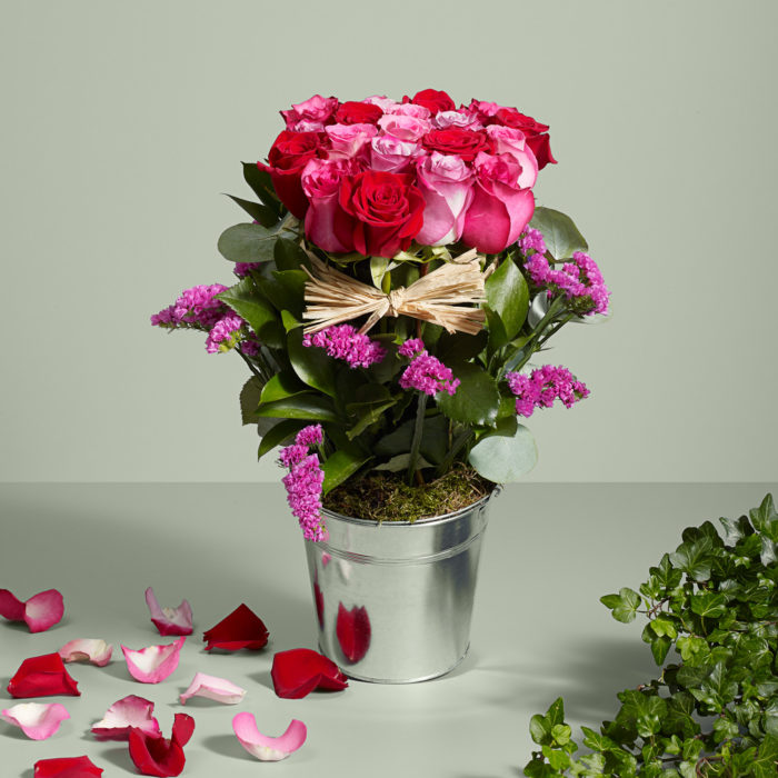 Composizione alta di rose fresche