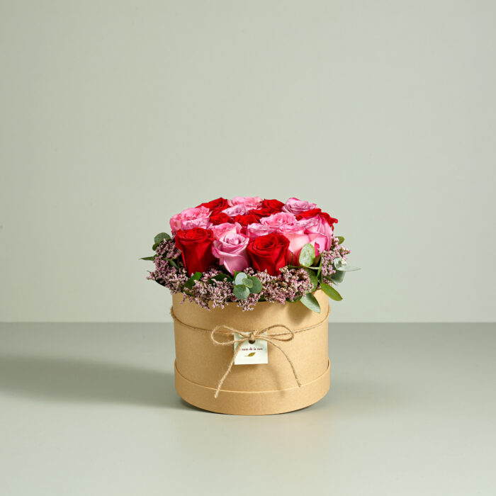 NCappelliera di rose fresche