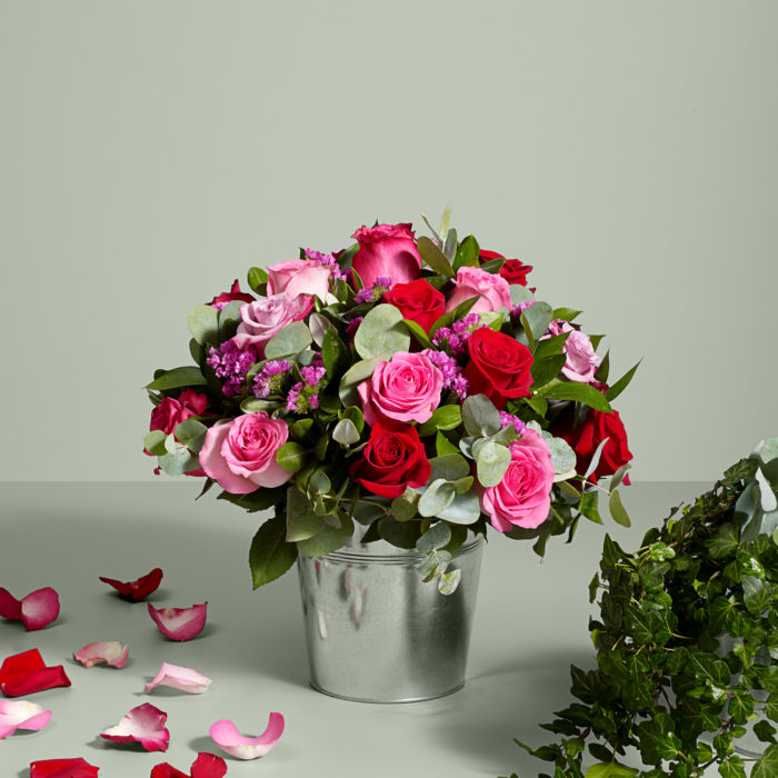 Composizione tonda di rose fresche